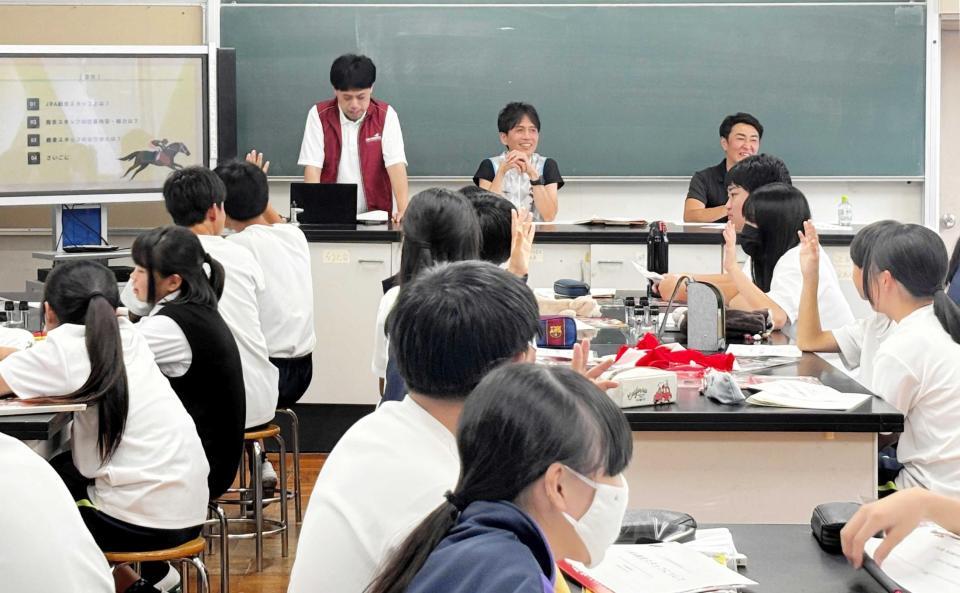 　スライドを使って馬の仕事紹介する（右から）佐久間助手、渡辺師＝滋賀県草津市立草津中学校