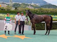 口取り式にのぞむ川田騎手（左）と辻野調教師（真ん中）