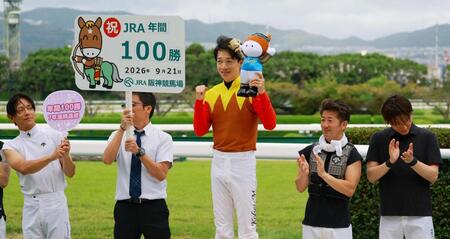 年間１００勝を達成した松山弘平（中央）＝撮影・石湯恒介