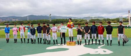 年間１００勝を達成した松山弘平（右から７人目）＝撮影・石湯恒介