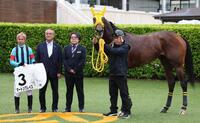 デビュー戦を勝利したマートングレイス。左端は岩田康、左から２人目は高木調教師