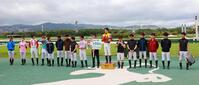 年間１００勝を達成した松山弘平（右から７人目）＝撮影・石湯恒介