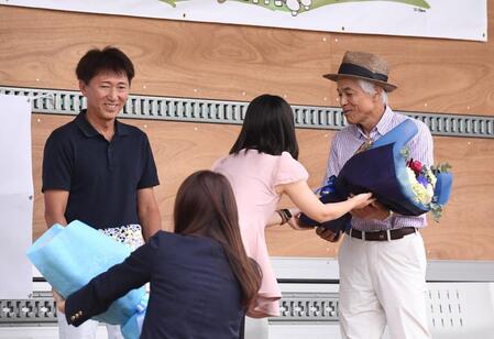 花束を渡される蛯名正義調教師（左）と国枝栄元調教師（右）＝美浦トレセン（撮影・園田高夫）