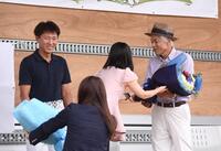 花束を渡される蛯名正義調教師（左）と国枝栄元調教師（右）＝美浦トレセン（撮影・園田高夫）