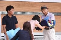 花束を渡される国枝栄元調教師（右）と蛯名正義調教師（左）＝美浦トレセン（撮影・園田高夫）