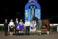 オーバルスプリントを制したタガノミストと岩田望来騎手（左から４人目）＝撮影・棚橋慶太