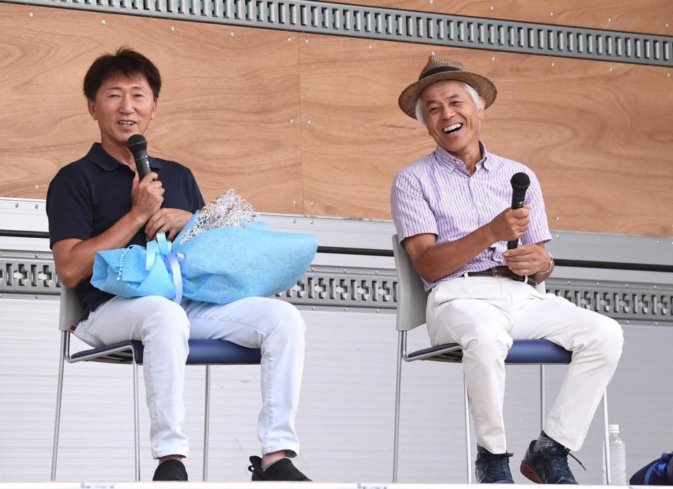 トークショーで笑顔を見せる蛯名正義調教師（左）と国枝栄元調教師（撮影・園田高夫）