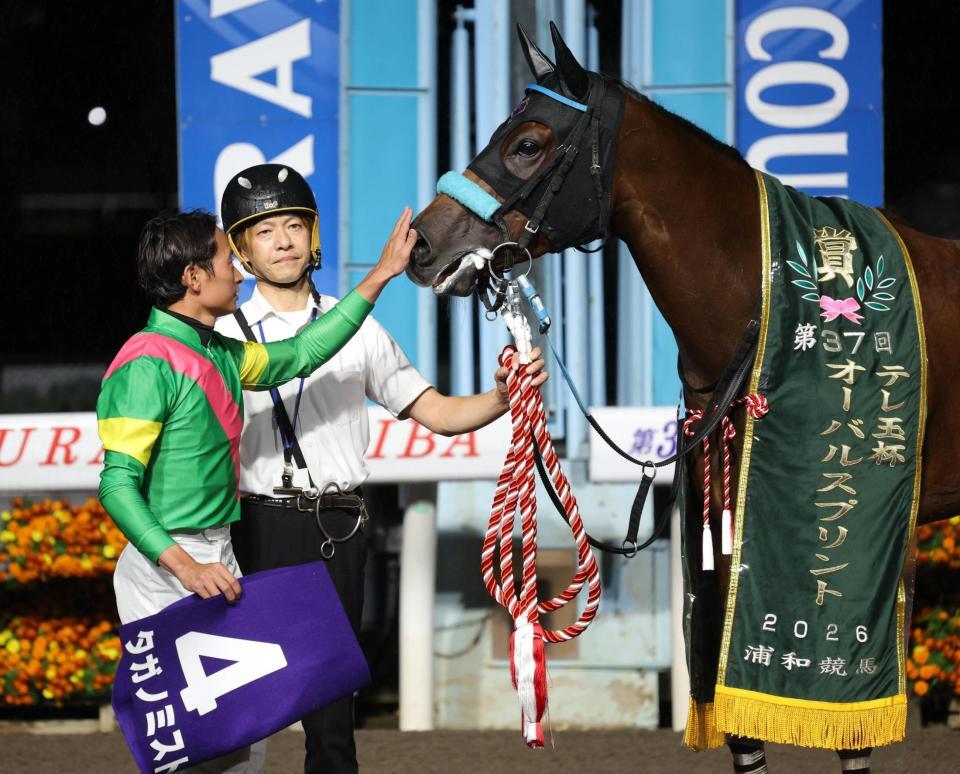 オーバルスプリントを制し、タガノミストをなでる岩田望来（撮影・棚橋慶太）
