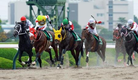 馬群をさばいて混戦を断ったヴァルツァーシャル（中央）＝撮影・石湯恒介