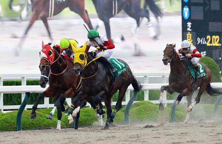 馬群をさばいて混戦を断ったヴァルツァーシャル（中央）＝撮影・石湯恒介