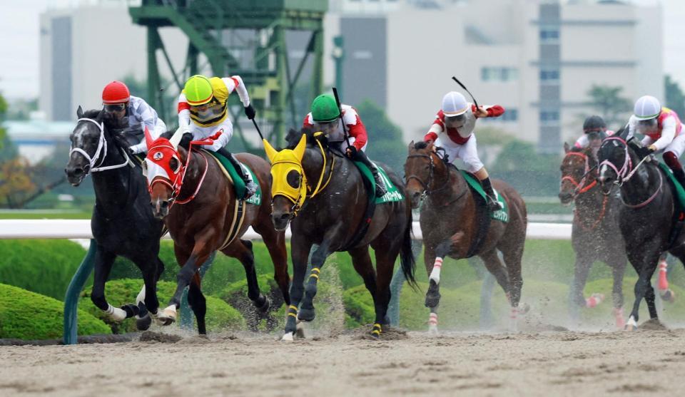 馬群をさばいて混戦を断ったヴァルツァーシャル（中央）＝撮影・石湯恒介