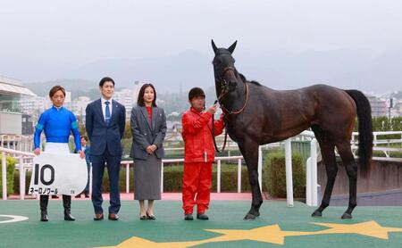 新馬戦を快勝したネーロノワールと関係者（撮影・石湯恒介）