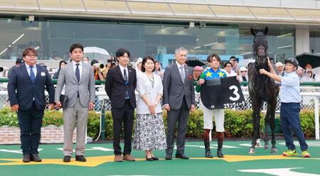 ヤマボウシ賞を制したエランヴィータと関係者（撮影・石湯恒介）