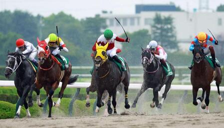 　馬群をさばいて混戦を断ったヴァルツァーシャル（中央）＝撮影・石湯恒介