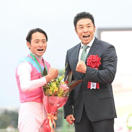雄たけびを挙げる岩田望来騎手（左）となかやまきんに君（撮影・園田高夫）