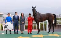 新馬戦を快勝したネーロノワールと関係者（撮影・石湯恒介）