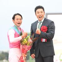 雄たけびを挙げる岩田望来騎手（左）となかやまきんに君（撮影・園田高夫）