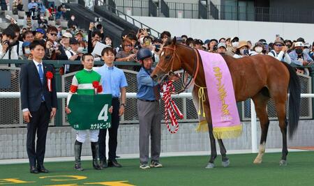 　ユニコーンＳを制したカナルビーグルと佐藤悠師（左端）＝２０２５年５月３日