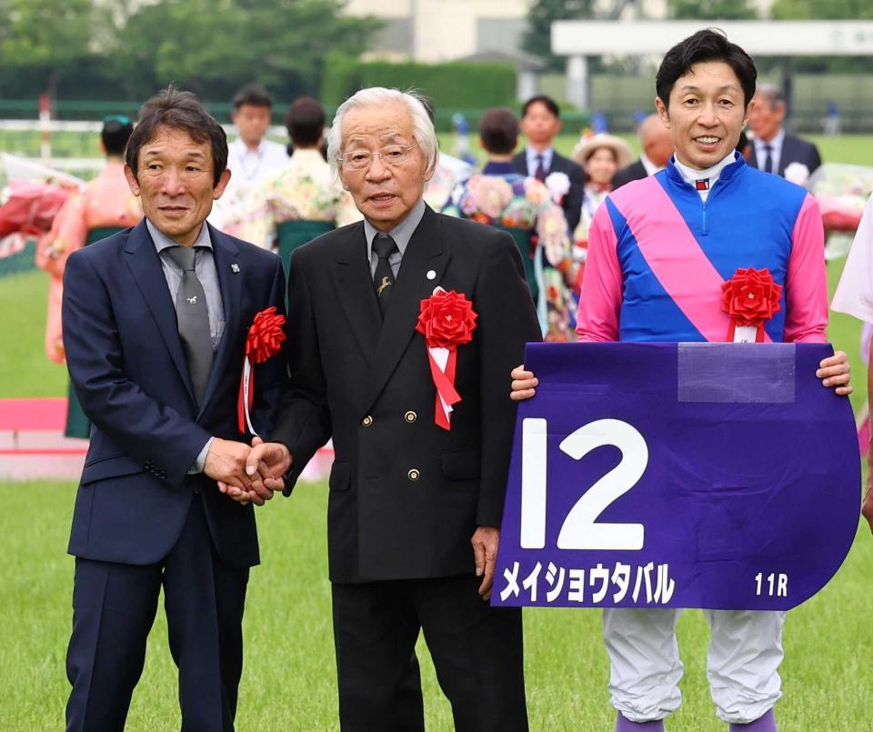 　メイショウタバルで宝塚記念を制した（左から）石橋師、松本好雄オーナー、武豊＝２０２５年６月１５日