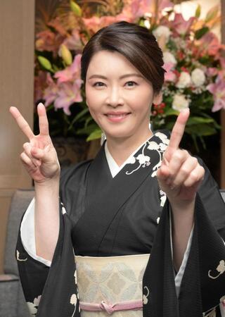 　「凱旋門賞はアドマイヤテラの１着に期待して」とＶサインでポーズする近藤旬子オーナ-（撮影・金居みつよし）