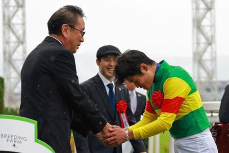 大久保龍志師（左）と握手を交わす田口貫太（撮影・石湯恒介）