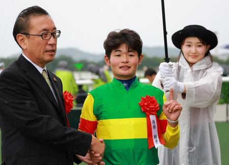 ＪＲＡ重賞初勝利を挙げた田口貫太（中央）＝撮影・石湯恒介
