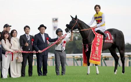 毎日王冠を勝利したセイウンハーデスと幸騎手。左から４人目は橋口慎調教師、左から５人目は西山茂行オーナー