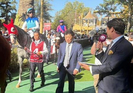 パドックを周回するアドマイヤテラ（４番）とＣ・デムーロ。後方はメイショウタバルと武豊（撮影：平松さとし）