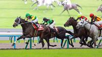 力強く抜け出すエコロディノス（左）＝撮影・石湯恒介