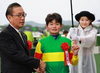 ＪＲＡ重賞初勝利を挙げた田口貫太（中央）＝撮影・石湯恒介