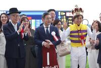 セイウンハーデスで毎日王冠を勝利し、王冠をかぶる幸（右端）。左手前は西山茂行オーナー