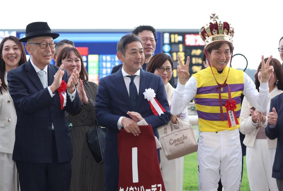 セイウンハーデスで毎日王冠を勝利し、王冠をかぶる幸（右端）。左手前は西山茂行オーナー