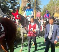 １１着に敗れたアドマイヤテラと友道師（撮影・平松さとし）