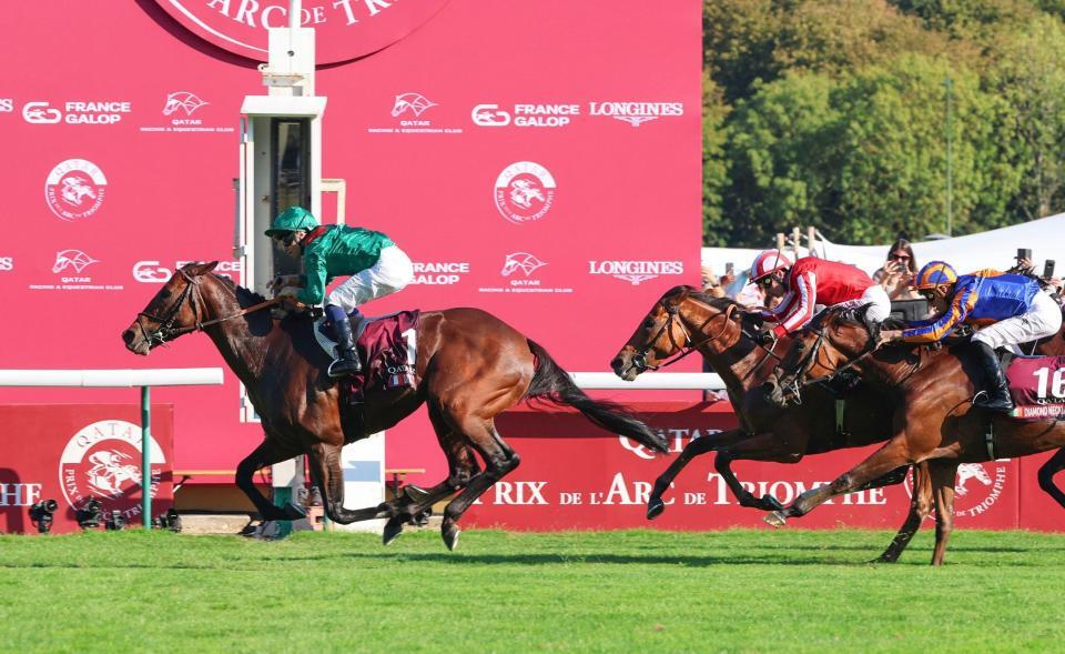 第１０５回凱旋門賞を制したフランス馬のダリズ（左）＝パリロンシャン競馬場（共同）