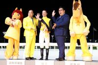 お笑い芸人のきしたかのに祝福されるルメール