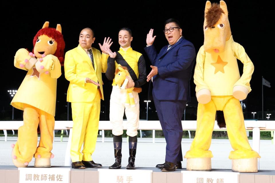お笑い芸人のきしたかのに祝福されるルメール