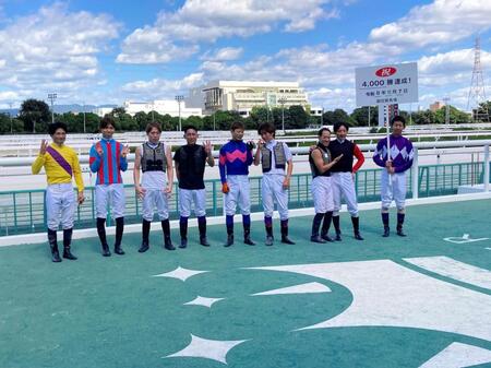 地方通算４０００勝を達成した吉村智洋騎手（右から２人目）＝撮影・中山伸治