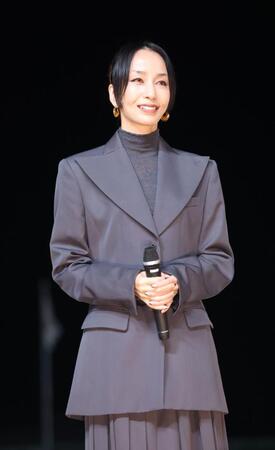 トークショーをする中島美嘉