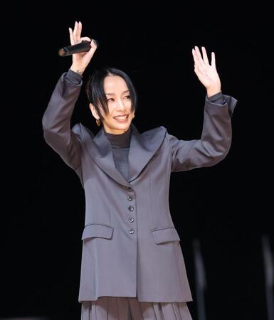 トークショーをする中島美嘉