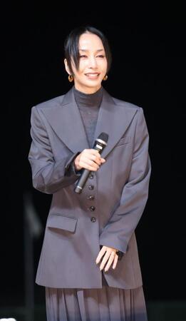トークショーをする中島美嘉