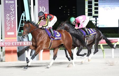 ジャパンダートクラシックを制したシルバーレシオ（左）