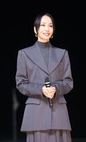 トークショーをする中島美嘉