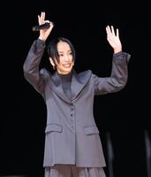 トークショーをする中島美嘉