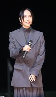 トークショーをする中島美嘉