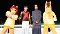 中島美嘉と記念写真に納まる横山武史