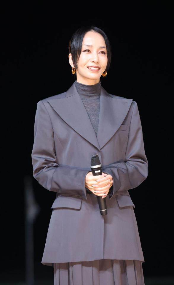 トークショーをする中島美嘉