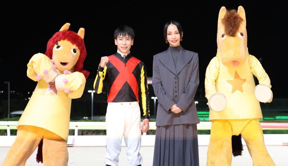 中島美嘉と記念写真に納まる横山武史