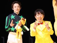 ダンディ坂野（右）とゲッツをする笹川