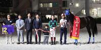 東京盃を制したゼロースと関係者＝大井競馬場