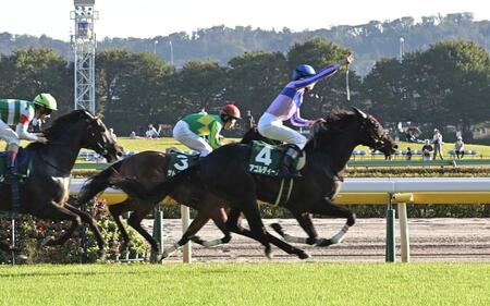 １１ＲサウジアラビアＲＣをアゴルディーノで制しガッツポーズの横山和（撮影・持木克友）